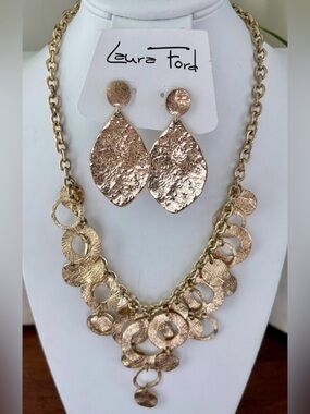 Laura Ford Bib Style multi hammered irregular circle/teardrop-shapes & earrings